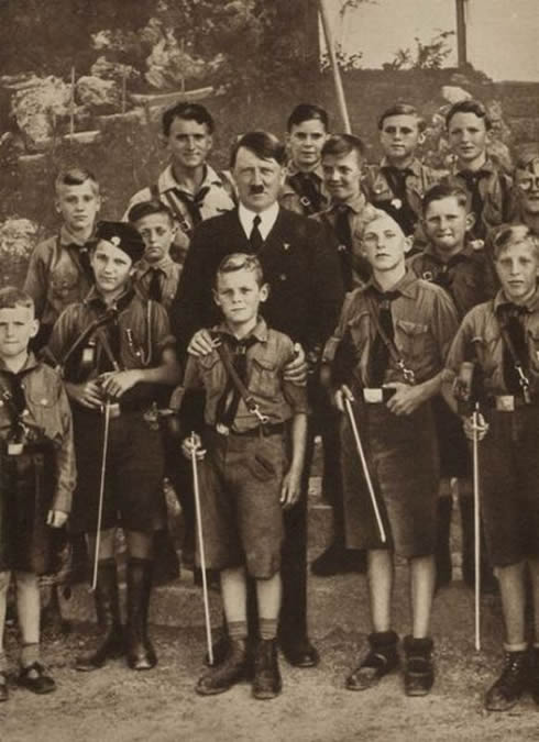 Adolf-Hitler-acknowledging-the-achivements-of-the-youth-of-Germany.jpg