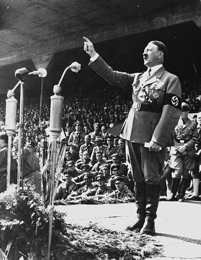 http://www.the-savoisien.com/blog/public/img5/Adolf_Hitler_26_.jpg