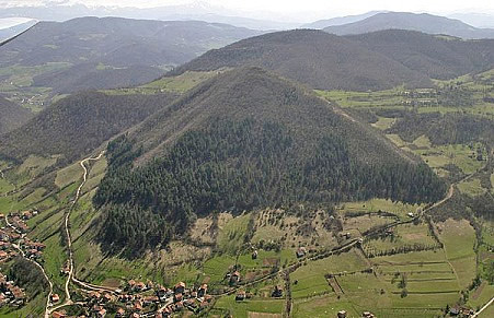 http://www.the-savoisien.com/blog/public/img6/bosnian_pyramid_charroux_robert.jpg
